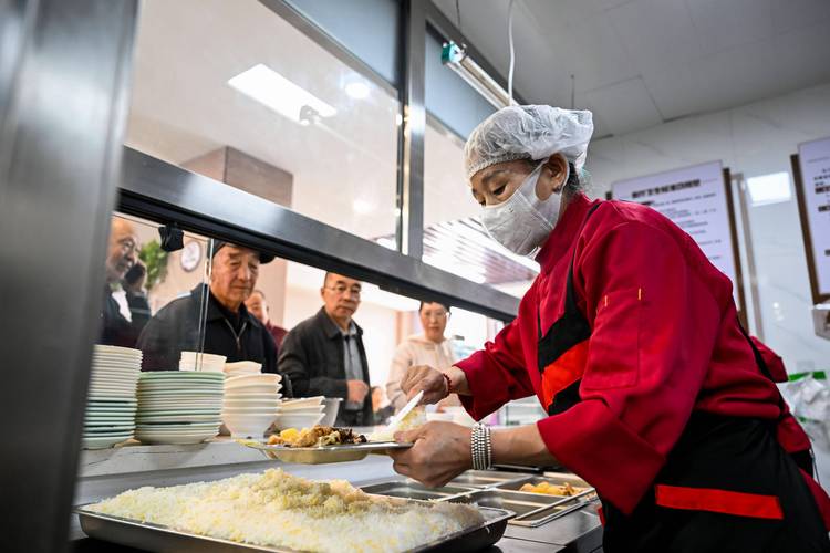 助餐服务便利“银发”生活 餐饮服务的适老化新探索