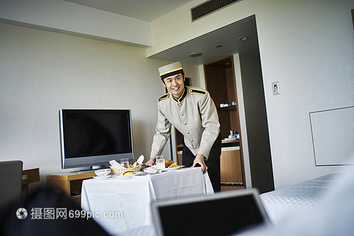 客房服务中的早晨仪式 人类饮食如何传递关怀与效率